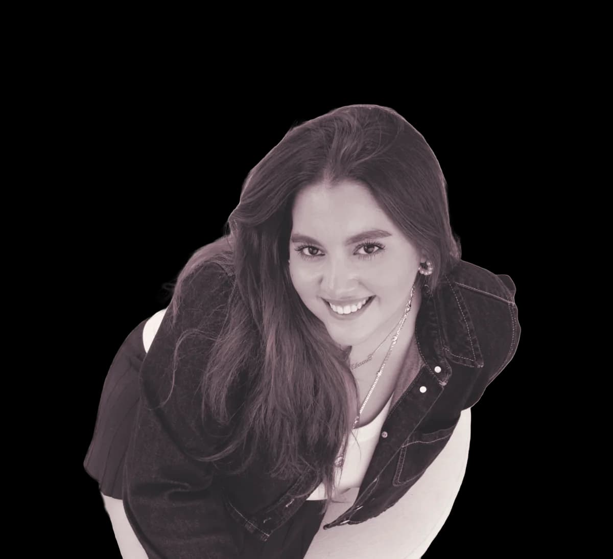 Portrait of Elvira Fernández smiling, in a denim jacket