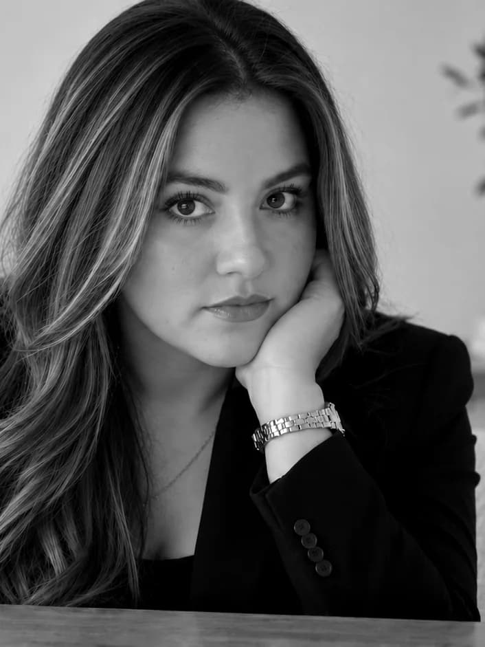 Black-and-white portrait of Elvira Fernández in a blazer, looking at the camera